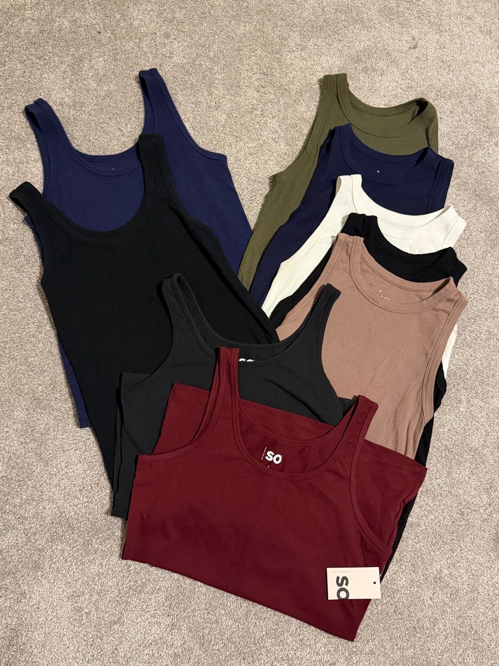 Lot of 9 tanks sz L